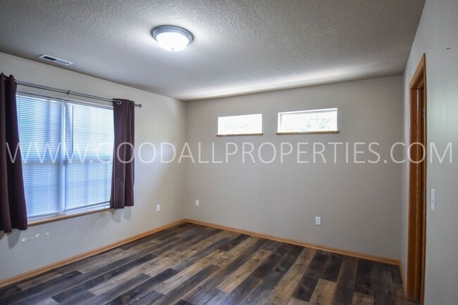 Building Photo - 3 Bedroom, 2.5 Bath 1 1/2 story first floor master suite -Townhome in Urbandale with 2-Car attach...