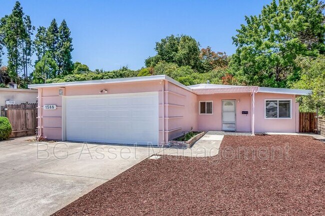 Primary Photo - 1588 Ridgecrest Rd