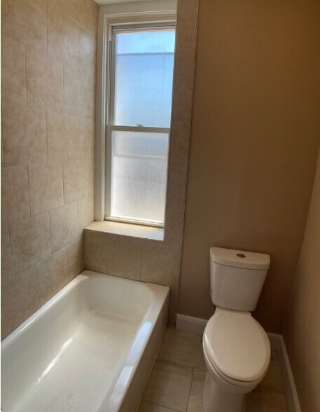 Building Photo - 1950 Clarence St