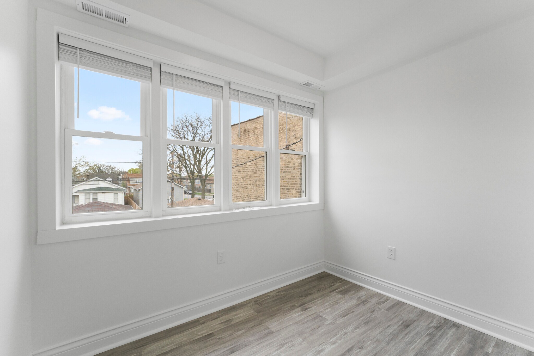 Building Photo - 5304 W Cornelia Ave