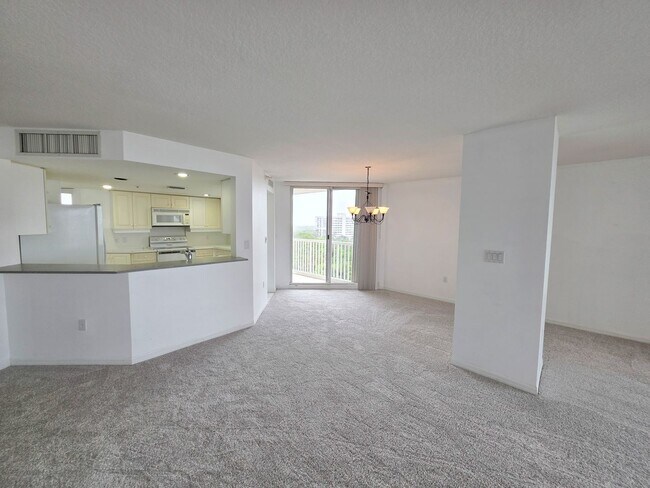 Building Photo - Beautiful Annual 7th floor Condo with Stunning Ocean Views 3/2