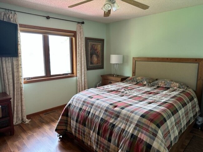 Building Photo - 4 Bedrooms, 3 Bathrooms Fully Furnished La...