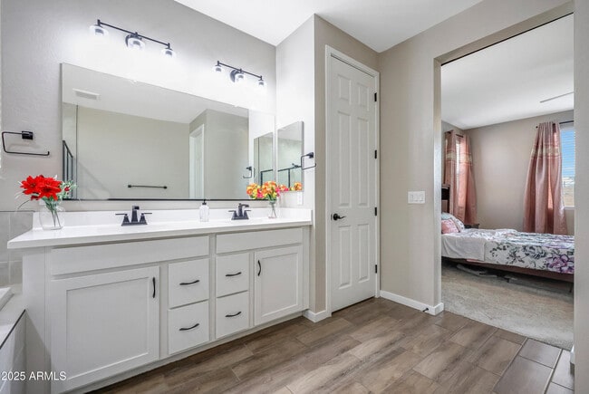 Building Photo - 11049 W Hadley St