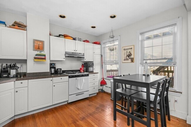 Building Photo - 508 E 3rd St