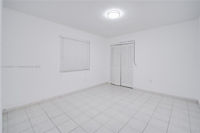 Building Photo - 3437 SW 25th St