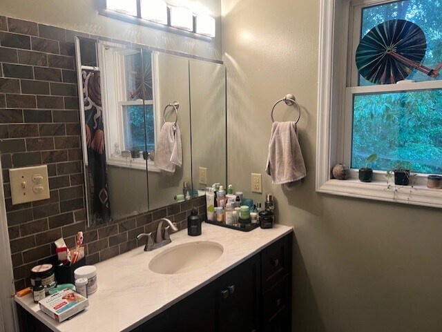 Master Bath - 1000 Cheviot Ave