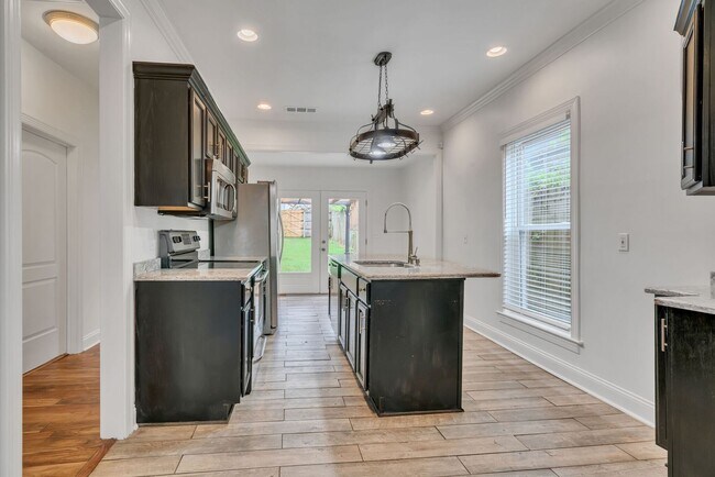 Building Photo - Remodeled house in great location in East Nashville