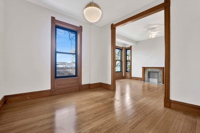 Building Photo - 825 W Armitage Ave