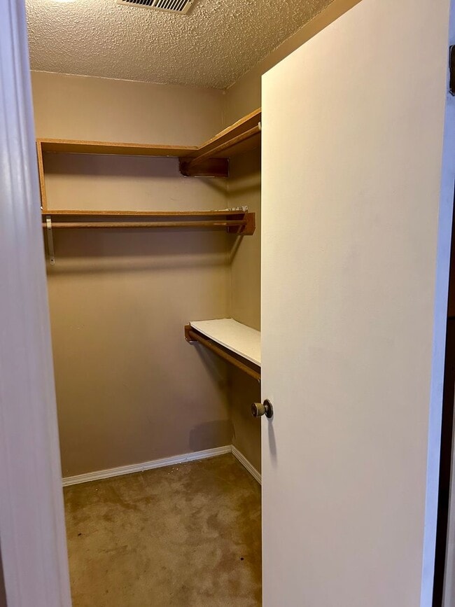 Building Photo - 613 E 16th St