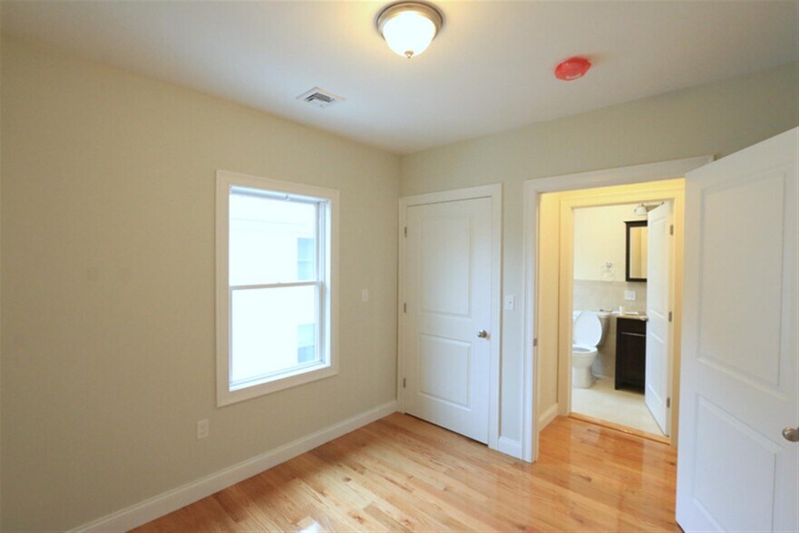Building Photo - 29 Elmwood St