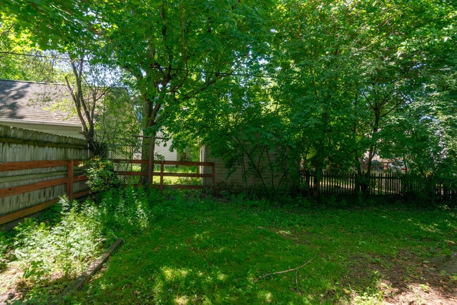 Building Photo - 810 Sylvan Ave