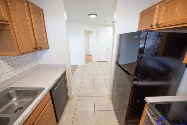 Building Photo - Beautiful & Spacious 2B2b Condo in Great N...