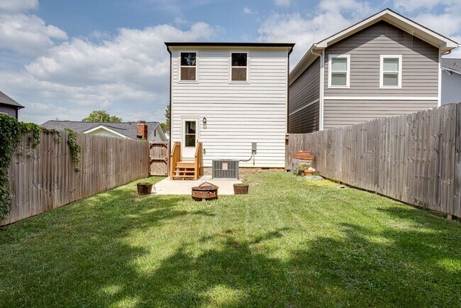 Building Photo - AVAILABLE September 1st. UPDATED 3 Bedroom...