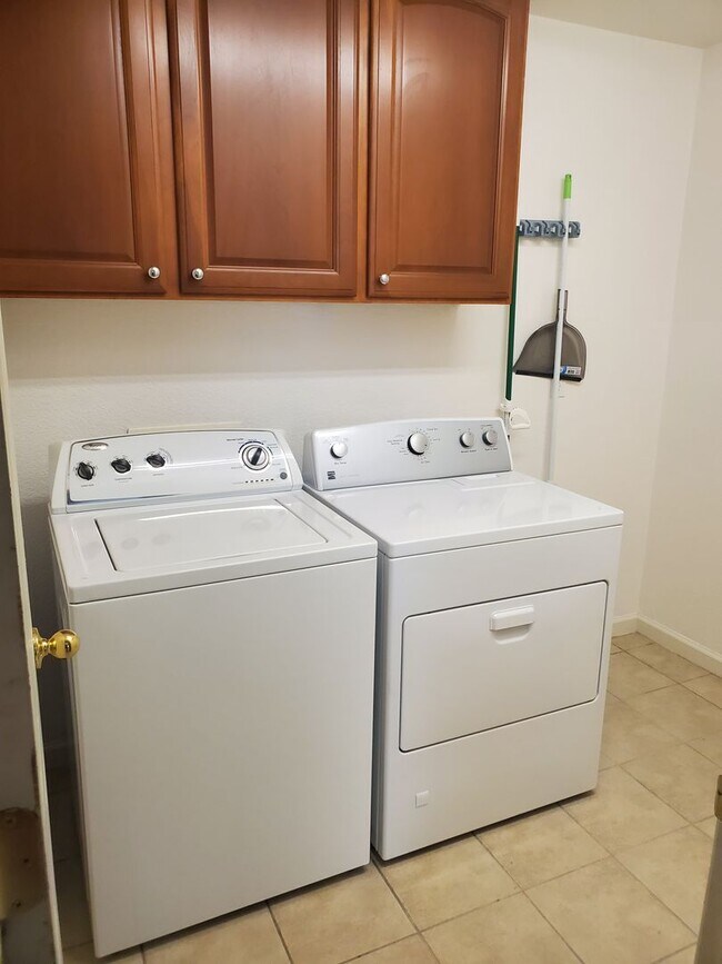 Building Photo - 4 Bedrooms in Gated Community