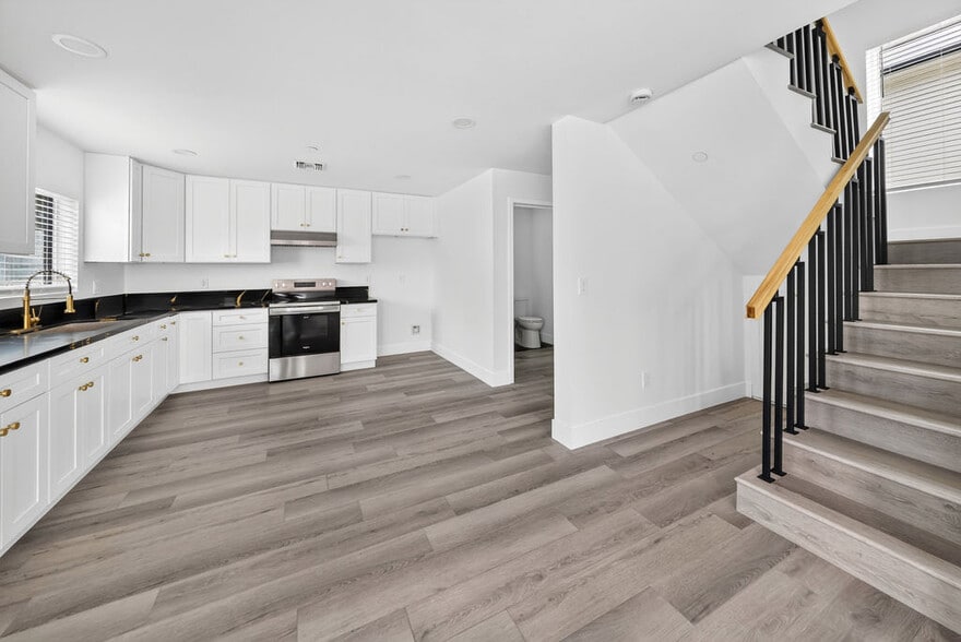 Building Photo - 9614 Bartee Ave