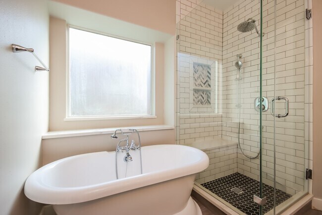 Building Photo - 28923 Hidden Lake W