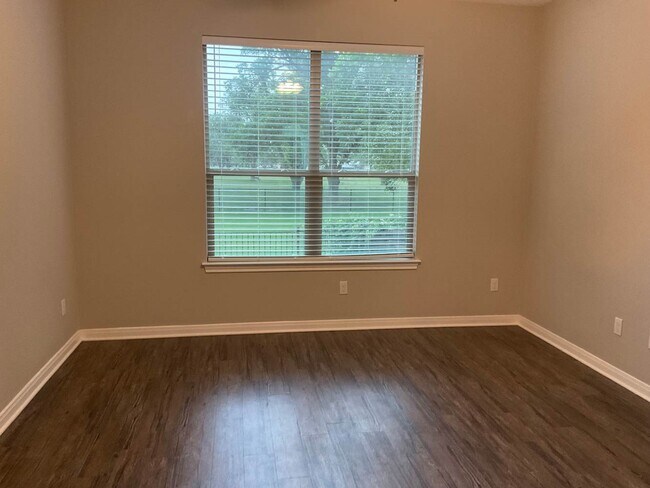 Building Photo - 179 Holly St