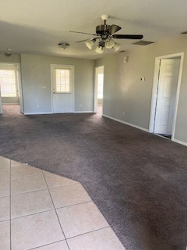 Building Photo - Three Bedroom Two bath