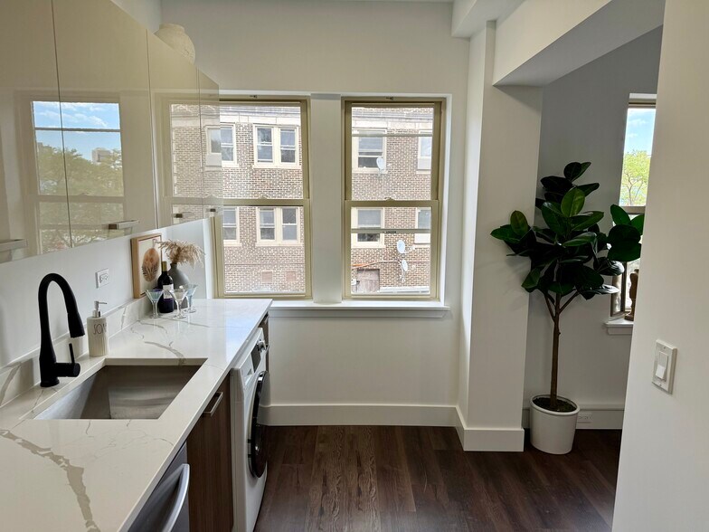 Building Photo - 5638 N Ashland Ave