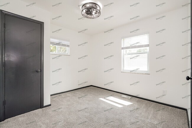 Building Photo - 5548 Roche Dr