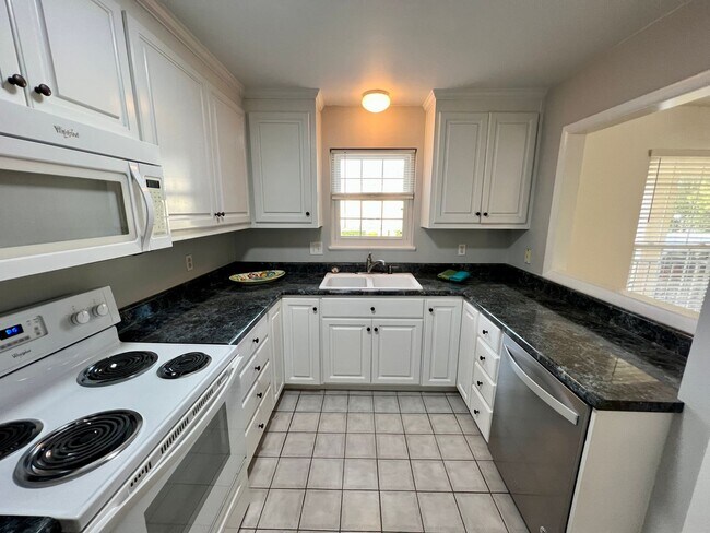 Building Photo - Spacious Forest Acres Condo!