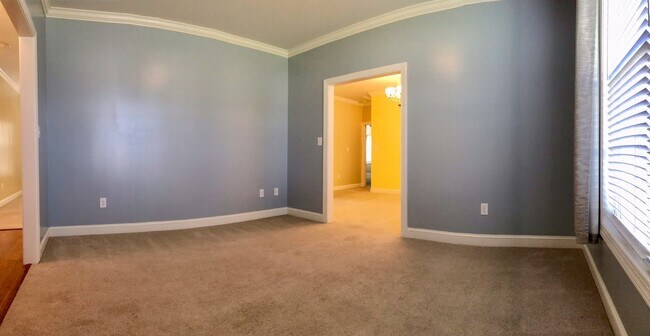 Building Photo - Rad in Raintree!