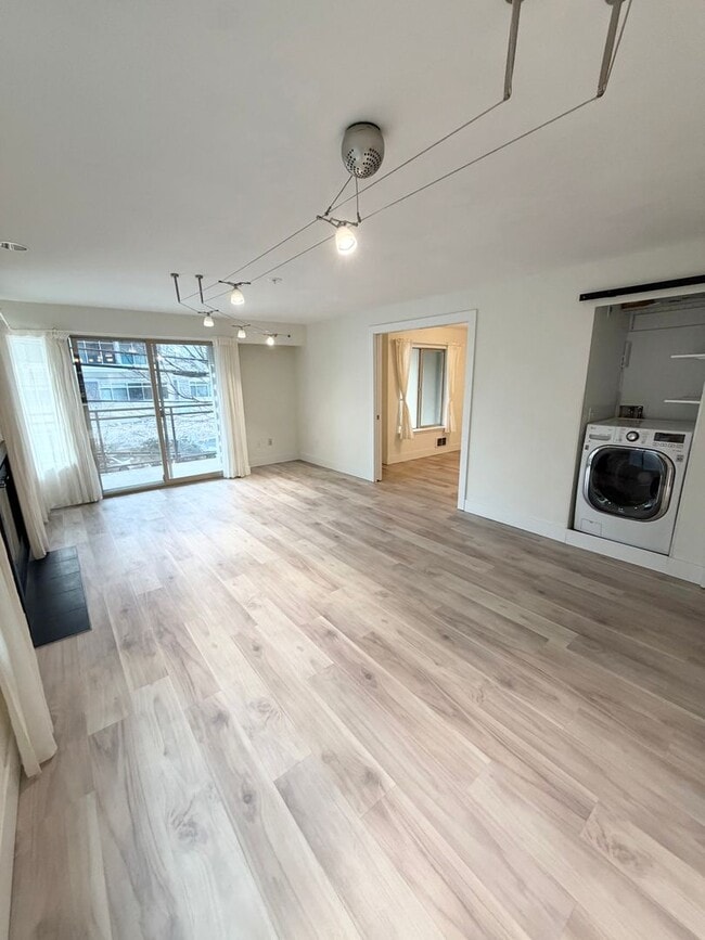 Building Photo - 1550 Eastlake Ave E