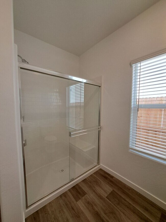 Building Photo - Move-in Special: $500 Off the 1st Month's Rent! Spacious 3BR/2BA Home with Great Amenities in Mad...