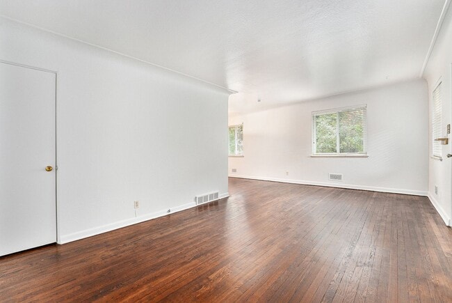 Building Photo - Discover comfort and convenience in this u...