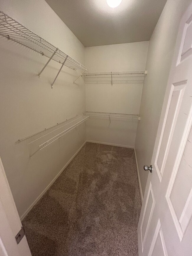 Building Photo - 3 Bed, 2 bath 3rd floor Condo w/garage in ...