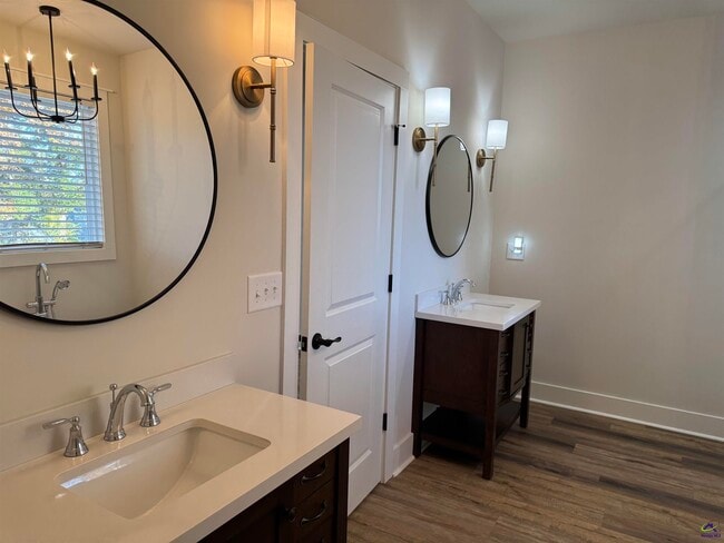 Building Photo - 405 Echo Ln