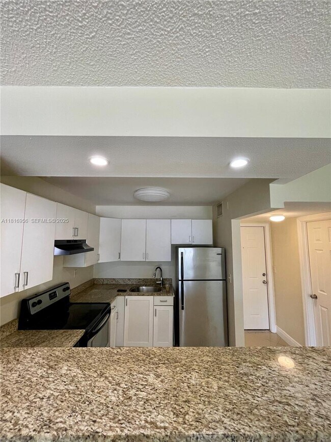 Building Photo - 251 SE 6th Ave