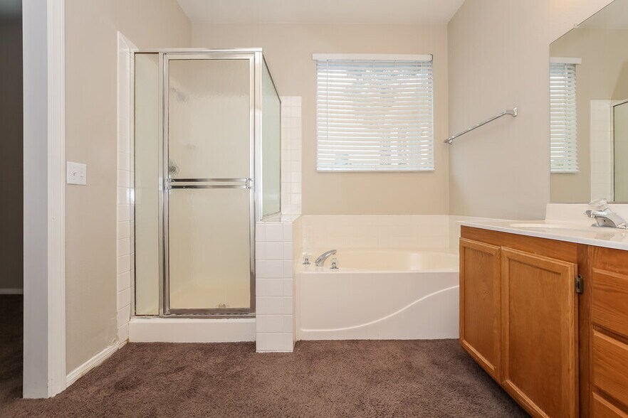 Building Photo - 5991 Halehaven Dr