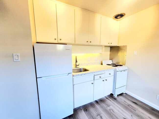 Building Photo - Large studio with private deck