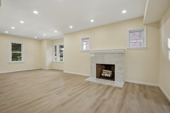 Building Photo - 4 Lincoln Pl