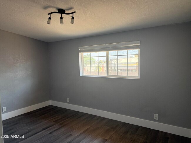 Building Photo - 1754 W Mountain View Dr
