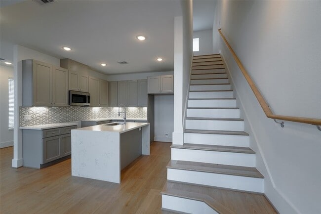 Building Photo - 7609 Victory Reserve St