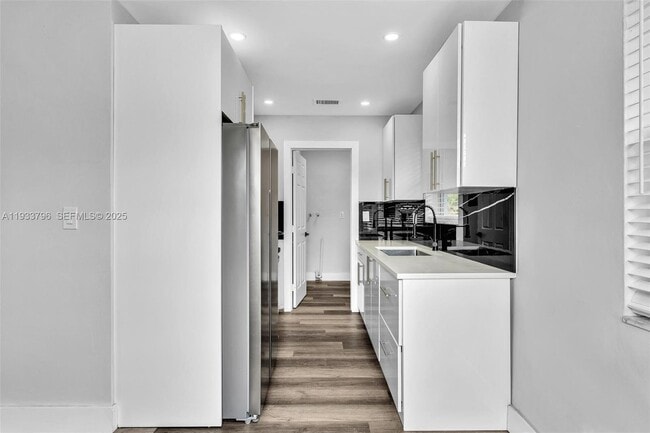 Building Photo - 329 SW 1st Ct