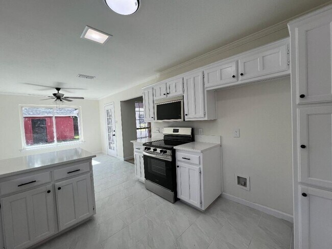 Building Photo - Welcome to this inviting 3-bedroom, 2-bathroom home in the heart of Cleburne, perfectly suited fo...