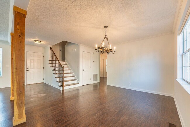 Building Photo - 348 N Birchwood Dr