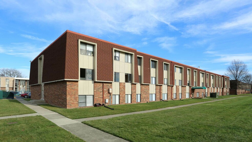 Primary Photo - Center Court Apartments