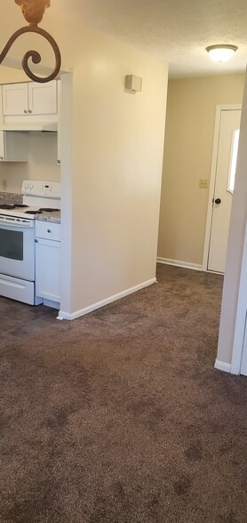 Dining room to kitchen/foyer view - 1110 Timbercreek Dr