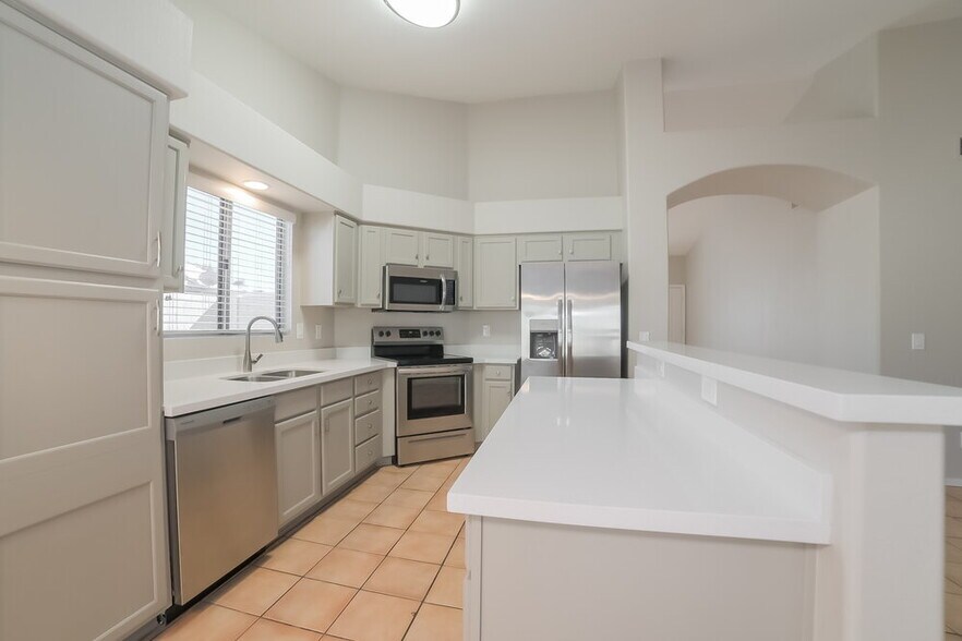 Building Photo - 6566 E Fox St