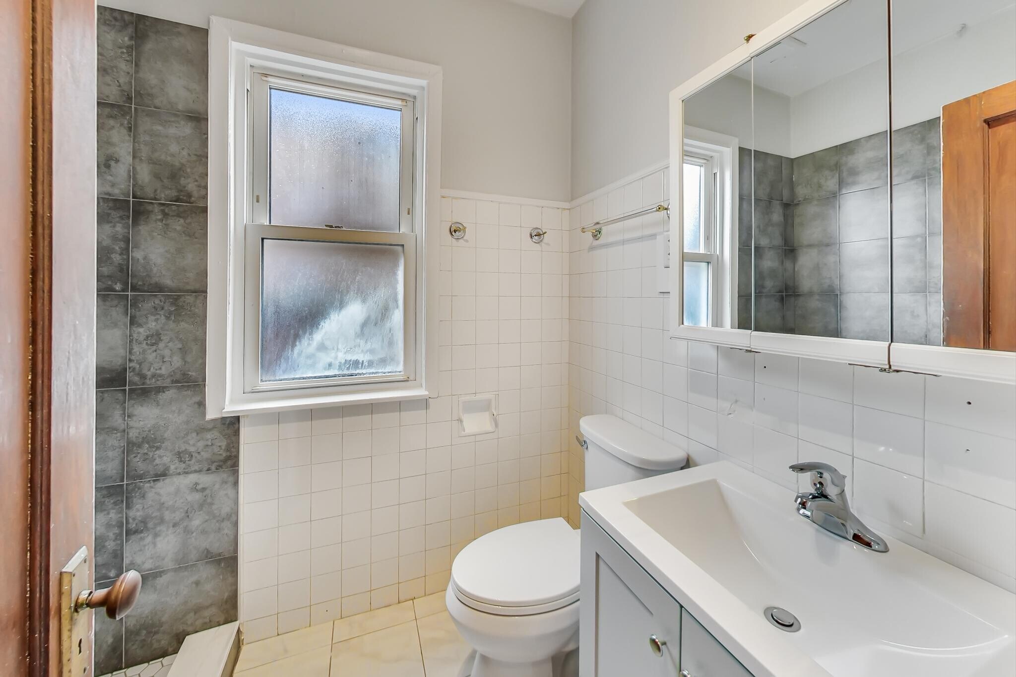 Building Photo - 2436 W Diversey Ave