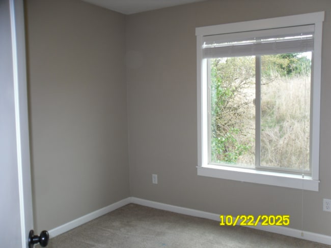 Building Photo - 4300 NE 34th Cir