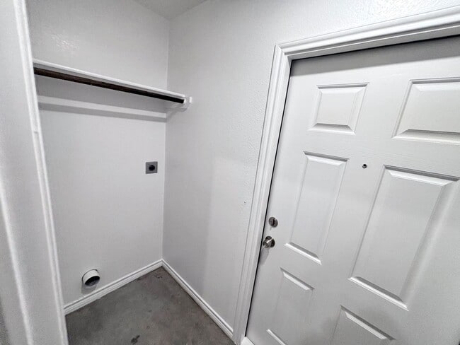 Building Photo - Modern 3-Bedroom Single-Story Home with St...