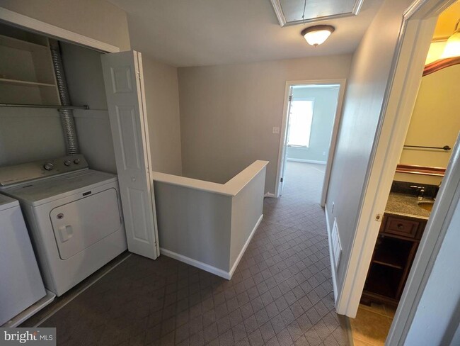 Building Photo - 307 Meadow Ct