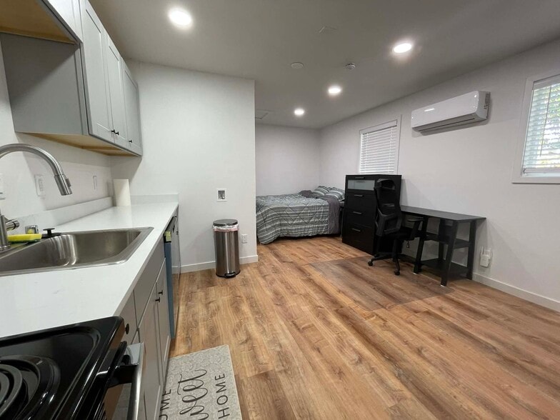 Building Photo - 704 NE 53rd St