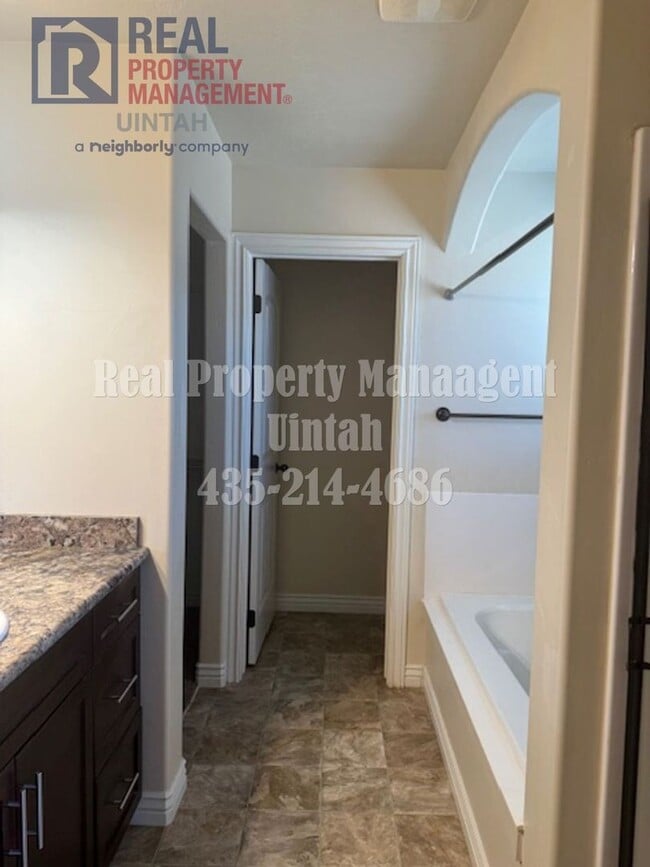 Building Photo - 3 bed 2.5 bath townhome in Fox Run