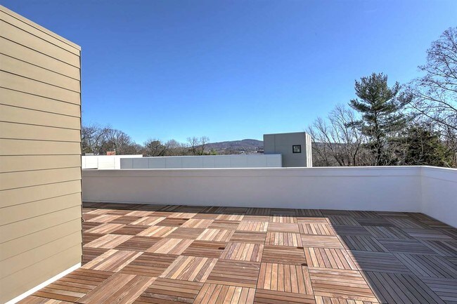 Building Photo - 1130 E High St